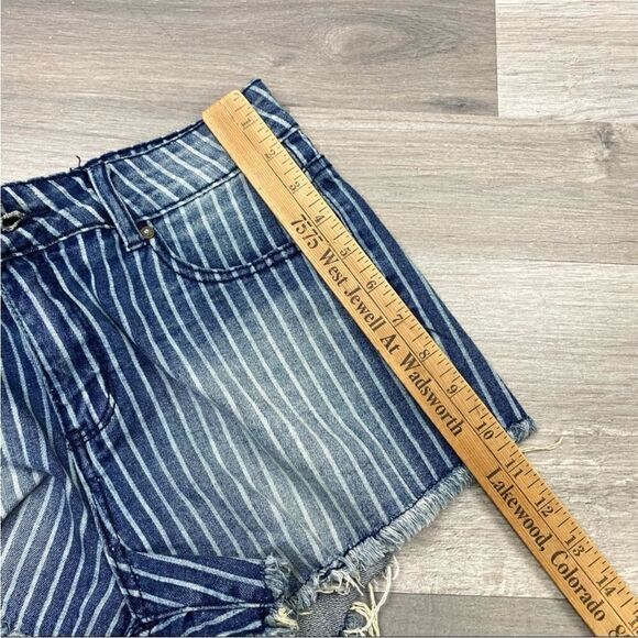 Freestyle Revolution Pinstriped Raw Hem High Rise Jean Shorts Juniors 7 - Picture 8 of 10
